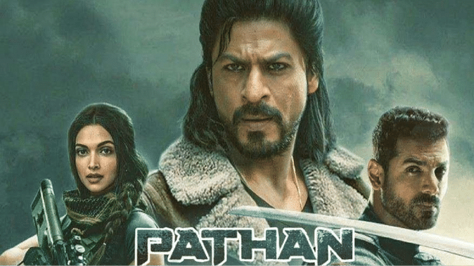 'धुरविरोधी' युवक फिल्म देखकर बना 'पठान' का फैन, शाहरुख ने खुद शेयर किया वीडियो
